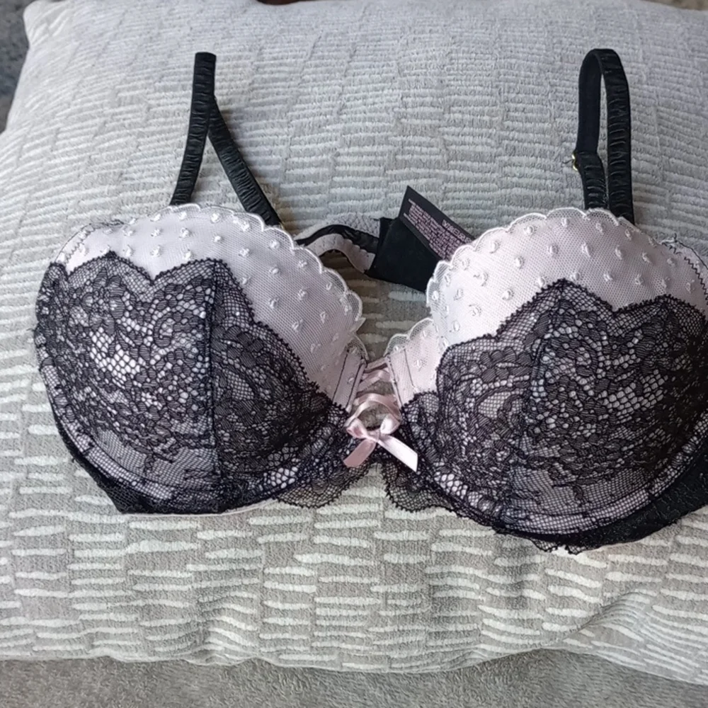 B) Victoria's Secret Black and White Lace Bra - Picture 1 of 4